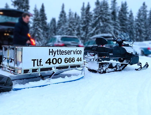 Snøscooter med transportslede fra Camp Lillehammer